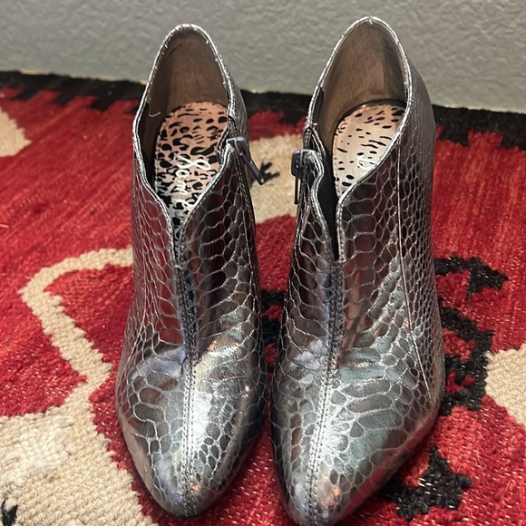 gorgeous Sam Elderman size 6 zip up heels. New without box. - Picture 2 of 7